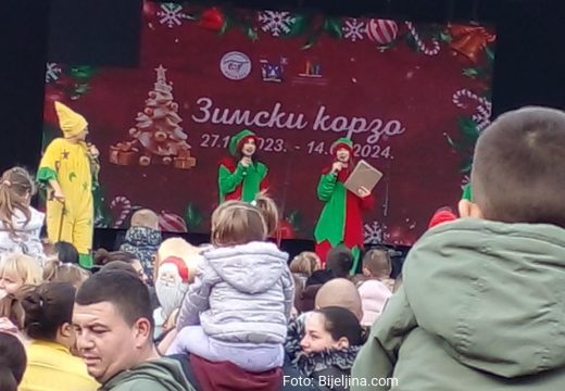 U okviru manifestacije “Zimski korzo”:  Najmlađi se najviše raduju Deda Mrazu (Foto)