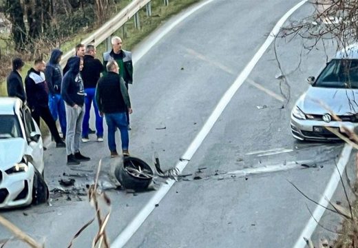 Jednom automobilu otpao točak: Žestok sudar dva automobila (Foto)