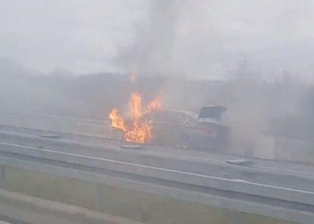 Banjaluka-Gradiška: Gori automobil na auto-putu “9. januar” (Video)