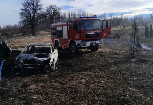 Vatra sa proširila sa suve trave: Izgorjela dva automobila