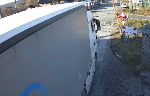 “Neodgovorno i bahato ponašanje”: Kamiondžija polomio rampu na željezničkoj pruzi u Modriči (Video)