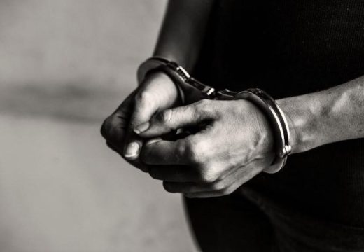 Lisice na ruke!: Osoba iz Banjaluke uhapšena zbog krađe 2.150 KM