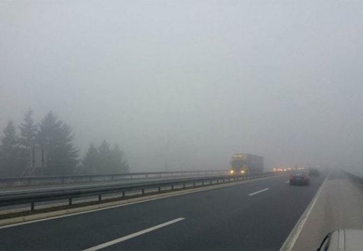 PAŽLJIVO VOZITE: Gusta magla smanjuje vidljivost na putu, a na ovim dionicama povećana je opasnost od odrona