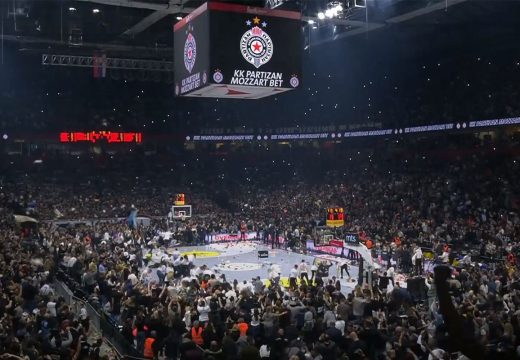 Opravdali očekivanja: Navijači Partizana zasuli parket igračkama (Video)