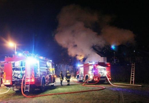 Na terenu dva vatrogasna vozila: Gori kuća i pomoćni objekat u Donjim Zagonima