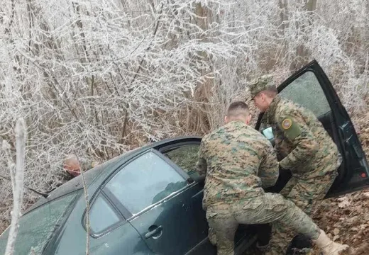 Vozač i suvozač bez težih povreda: Pripadnici OS BiH spasavali ljude iz auta nakon nesreće