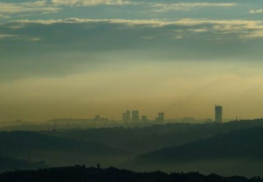Građanima se ne preporučuje duži boravak na otvorenom: Zbog smoga otkazani svi večerašnji letovi na Aerodromu Sarajevo