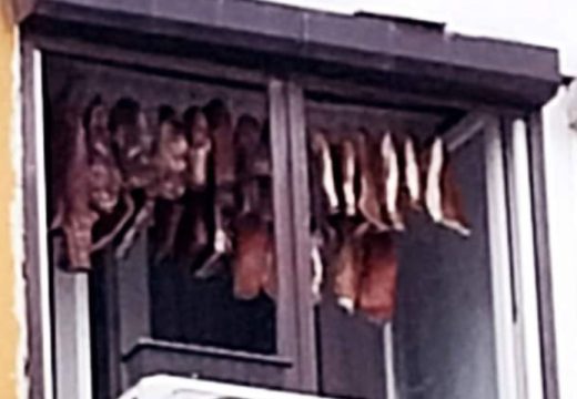 Neobičan prizor u centru Banjaluke: Ko kaže da se u zgradi ne može sušiti meso (Foto)