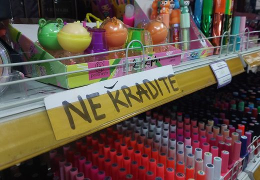 Poruka kupcima: Zanimljiv natpis u kineskoj prodavnici u BiH