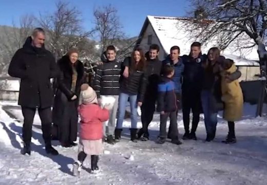 “Mi smo mali fudbalski tim”: Porodica Tošić ima devetoro djece, napustili grad i sada žive na selu