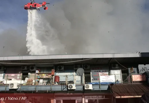 Ovo je jezivo: Ruski helikopter gasi požar na Novom Beogradu