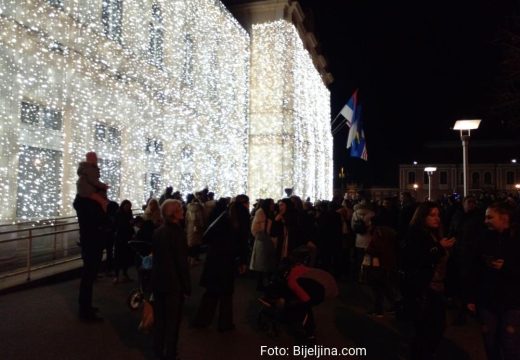 Bijeljina: Produžen rok za prijavu u izboru najljepše ukrašene kuće/okućnice, balkona i izloga poslovnog prostora