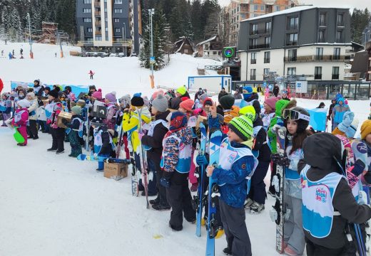 Treba da stiču zdrave navike: Djeci podijeljeno 100 pari skija i 100 kaciga