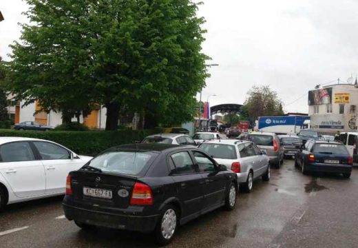 Duge kolone na izlazu iz BiH: Vozači, strpljivo i oprezno na ovim graničnim prelazima