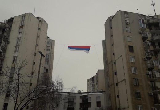 Bijeljina: Pripadnici GSS istakli zastavu na visini od 28 m