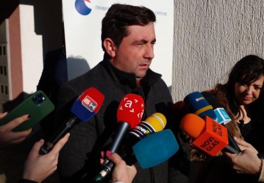 „Ako ministar ispuni obećanje, čestitaćemo mu“:  Petrović se nepozvan pojavio na sastanku Minića i poljoprivrednika u Bijeljini (Foto)
