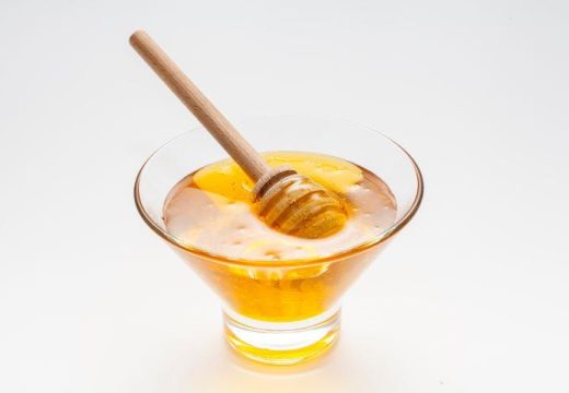 Veoma korisna namirnica sa izuzetnim učinkom: Kako konzumiranje meda prije spavanja utiče na organizam