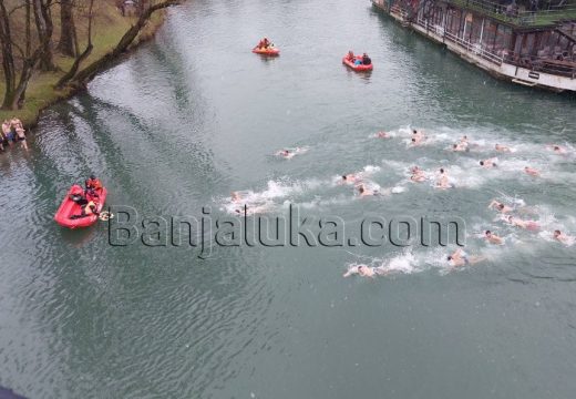 Bogojavljenska tradicija: Za časni krst širom Srpske plivalo 35 pripadnika MUP-a