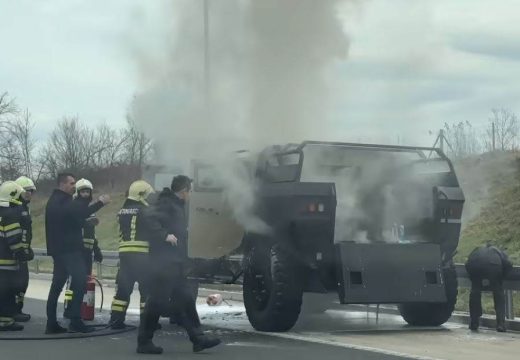 Gori “Vihor”: Na auto-putu se zapalilo vozilo MUP-a RS (Video)