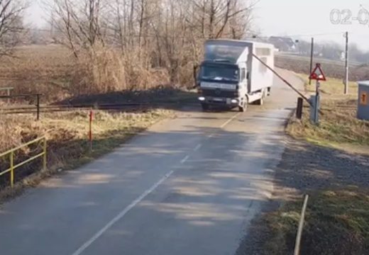 Neki vozači ne prestaju: Kamion nastavlja da vozi iako se rampa spušta (Video)