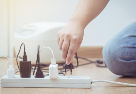 Račun za struju će biti dvostruko manji: Električar otkrio koji mali kućni uređaj treba isključiti preko noći