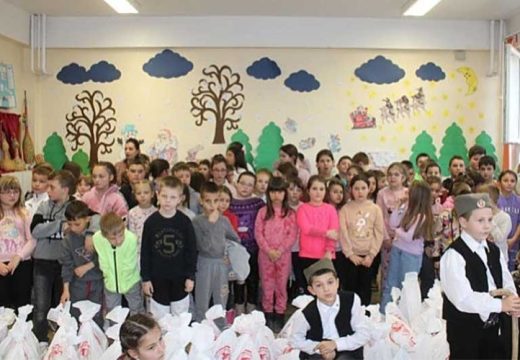 Kosovo i Metohija: Srpskoj djeci paketići povodom 32 godine Ustava Republike Srpske