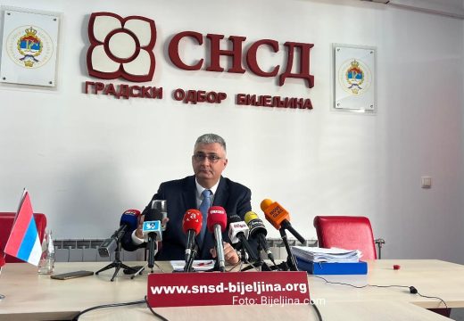 Vanredna konferencija za štampu u Gradskom odboru SNSD-a:  Milovanović podnio krivičnu prijavu protiv gradonačelnika Petrovića