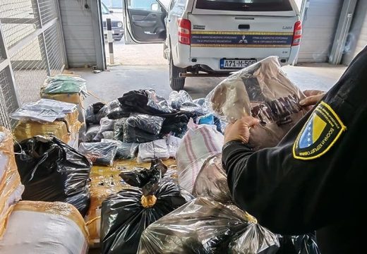 GP KLOBUK: Na graničnom prijelazu između BiH i Crne Gore oduzeta garderoba u vrijednosti od 233.000 KM