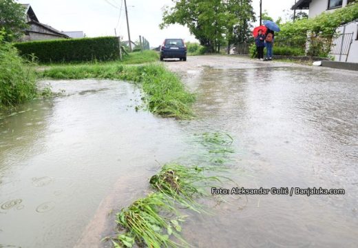 Voda prekrila ulice: Obilna kiša napravila haos u Neumu