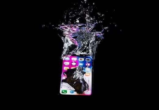Koraci koji će spriječiti veću štetu: Ako vam telefon padne u vodu, evo šta trebate uraditi