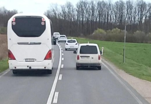 Bahatost: Vozač autobusa divljao kod Prijedora – prestiže kolonu