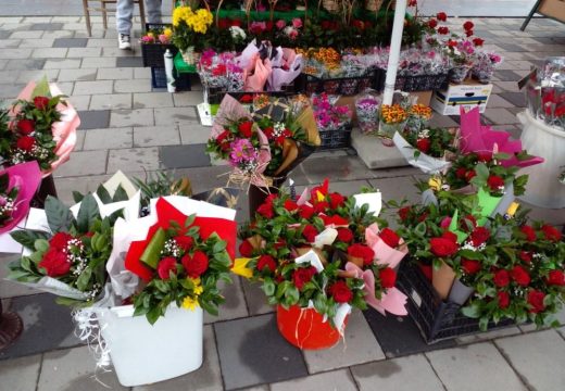 Bijeljinski trg ispunjen cvijećem: Cvijeće kupuju oni koji ga vole i koji su na to navikli (Foto)