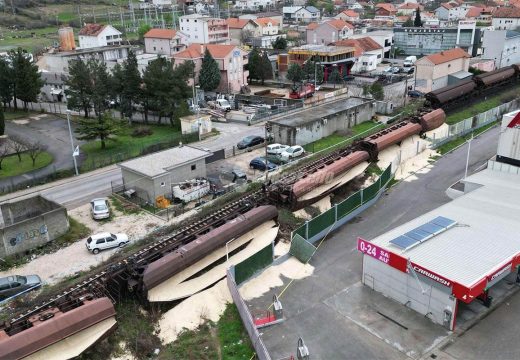 Nezgoda kod Mostara: Iz prevrnutih vagona prosuo se šećer
