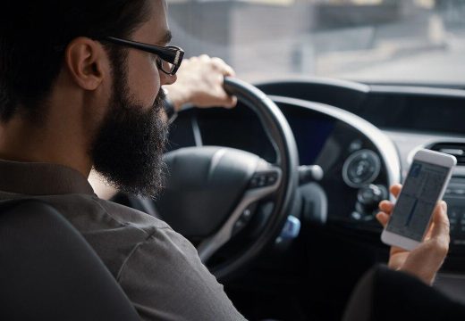 Sada možete i da vidite: Šta se desi svaki put kad pogledate u telefon dok vozite? (Video)