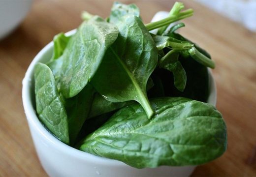 Ovo će pomoći da se sačuva ukus i zelena boja špinata: Možete li zamrznuti svjež špinat?