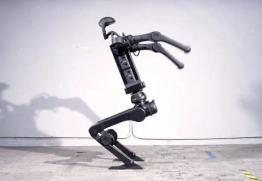 Jedini na svijetu: Robot radi salto unazad bez hidraulike (Video)