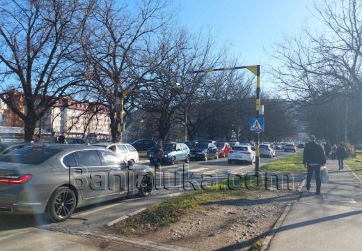 Vozačima se skreće pažnja: Mokri i klizavi kolovozi u ovom dijelu Srpske