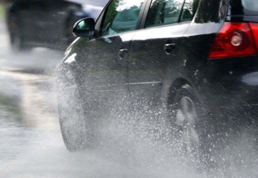 Vozite oprezno: Putevi su mokri i klizavi, u višim predjelima ima i snijega