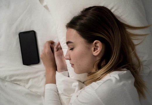 “Nemojte ga stavljati ispod jastuka ili pored kreveta”: Koliko je štetno spavanje pored telefona