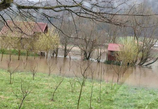 Poplave: Una i Sana se izlile u Novom Gradu i Kostajnici, vikendice pod vodom