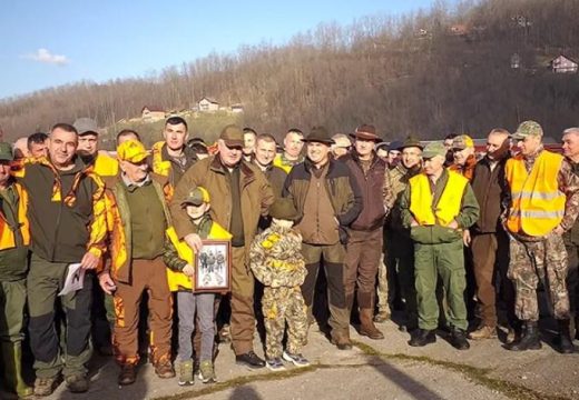 Otvorena lovna sezona: U hajci na vuka oko 400 lovaca među kojima i premijer Višković (Foto)