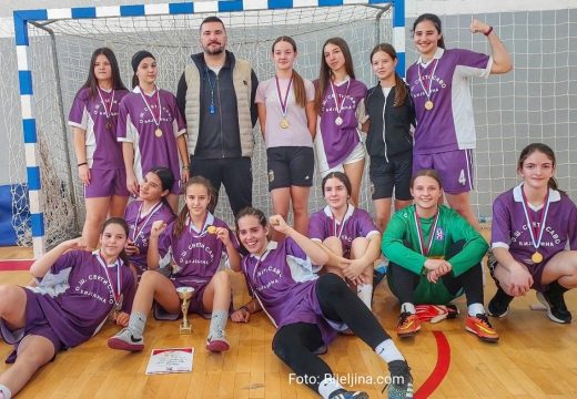 Još jedan uspjeh učenika OŠ “Sveti Sava” Bijeljina:  Djevojčice pobijedile na regionalnom takmičenju u futsalu