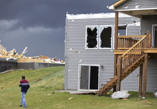 Dramatično u SAD: Oluje i tornada prevrću vozila i ruše kuće, ima mrtvih (Video)