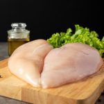 Sigurni znakovi da više nije dobra za jelo: Koliko dugo piletina može stajati u frižideru i zamrzivaču?