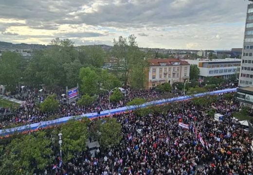 Počeo miting “Srpska te zove”: Vijore se zastave, hiljade učesnika stiglo na Trg Krajine (Video)