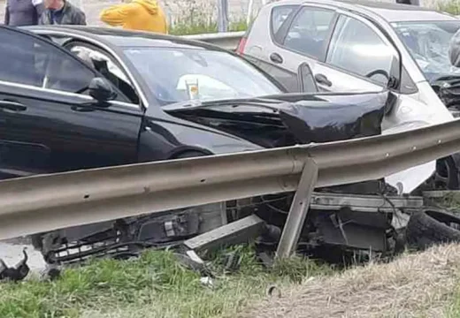 U toku totalna obustava saobraćaja: Poginula žena u direktnom sudaru dva vozila kod Doboja