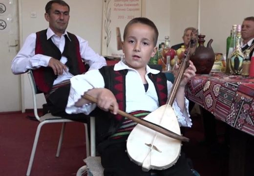 Vjerni čuvar narodnih običaja: Mladi guslar Lazar čuva tradiciju