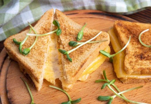 Brzo i lako, a ukusno: Recept za najbolji tost sa sirom koji ćete ikad probati