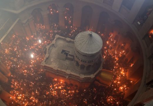 Smatra se svetinjom: Blagodatni oganj sišao u Hram Vaskrsenja Hristovog u Јerusalimu (Video)