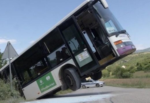 Nezgoda: Autobus pun đaka se zapalio pa sletio sa puta u Hrvatskoj (Foto)